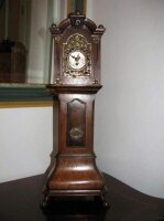Миниатюрные антикварные напольные часы. 18 век. Цена 1750 евро