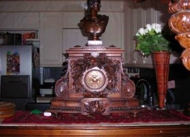 Антикварные Резные деревянные каминные часы с бронзовой скульптурой. Цена 2300 евро