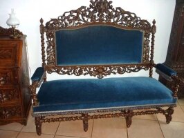 Антикварный Резной диван и два кресла. Темный орех. Резьба - охотничьи мотивы. Цена 3550 евро