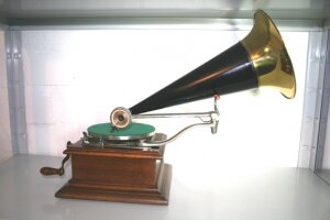 10. Грамофон. Модель-C125. 1910 год.