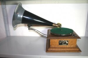 9. Грамофон. Модель-C123. 1910 год.
