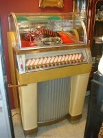 64. Антикварный Музыкальный автомат с пластинками. 1945 г. 76x68x136 см. Цена 5000 евро