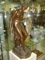 60. Антикварная Бронзовая подписная скульптура. 19 век. Высота: 84 см. 5900 евро.
