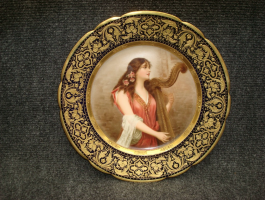 26. Антикварная тарелка Девушка с арфой. Вена. Около 1900 года. Диаметр 24 см. 2500 евро
