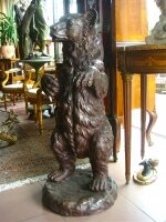 85. Антикварная скульптура Медведь из бронзы. Около 1970 г. Высота 92 см. Цена 3000 евро