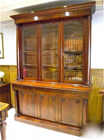 61. Книжный шкаф. Около 1800 г.