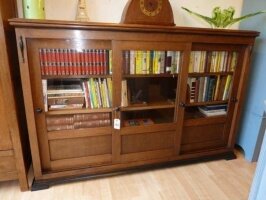 Антикварный Книжный шкаф. Арт-Деко с раздвижными дверцами. 113x172x35 см. Цена 965 евро