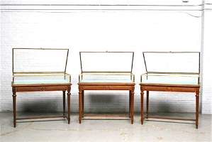 37. Три антикварных стола-витрины. Около 1900 г. Цена 6500 евро Проданы.