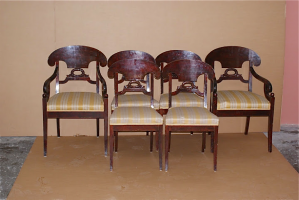 Два антикварных кресла и четыре стула. 19 век. Цена 3500 евро