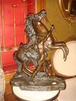 177. Пара антикварных фигур - Укрощение коня. Высота: 77 см.
